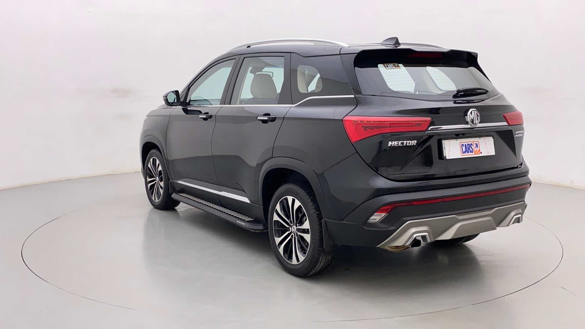 Rear three-quarter view of a mg hector
