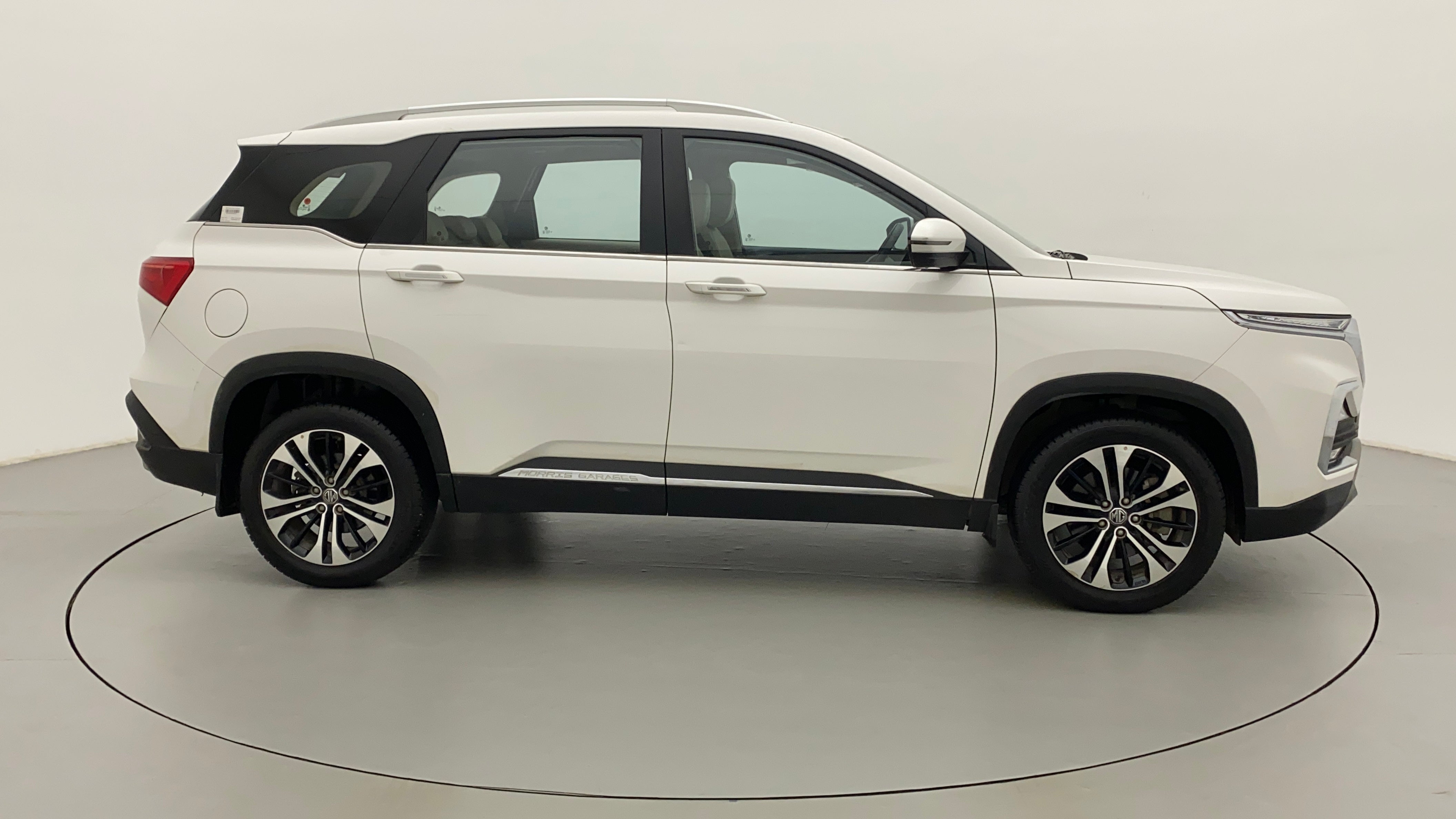 Side view of a mg hector