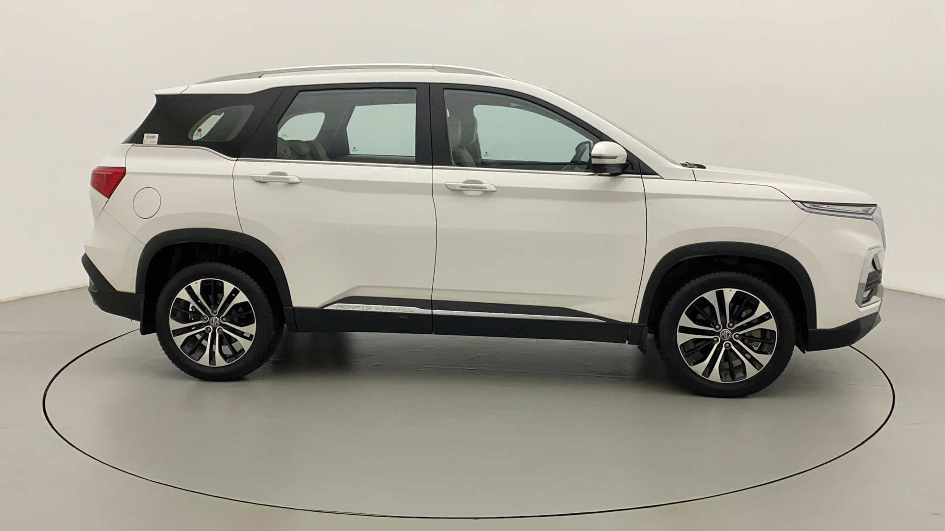 Side view of a mg hector