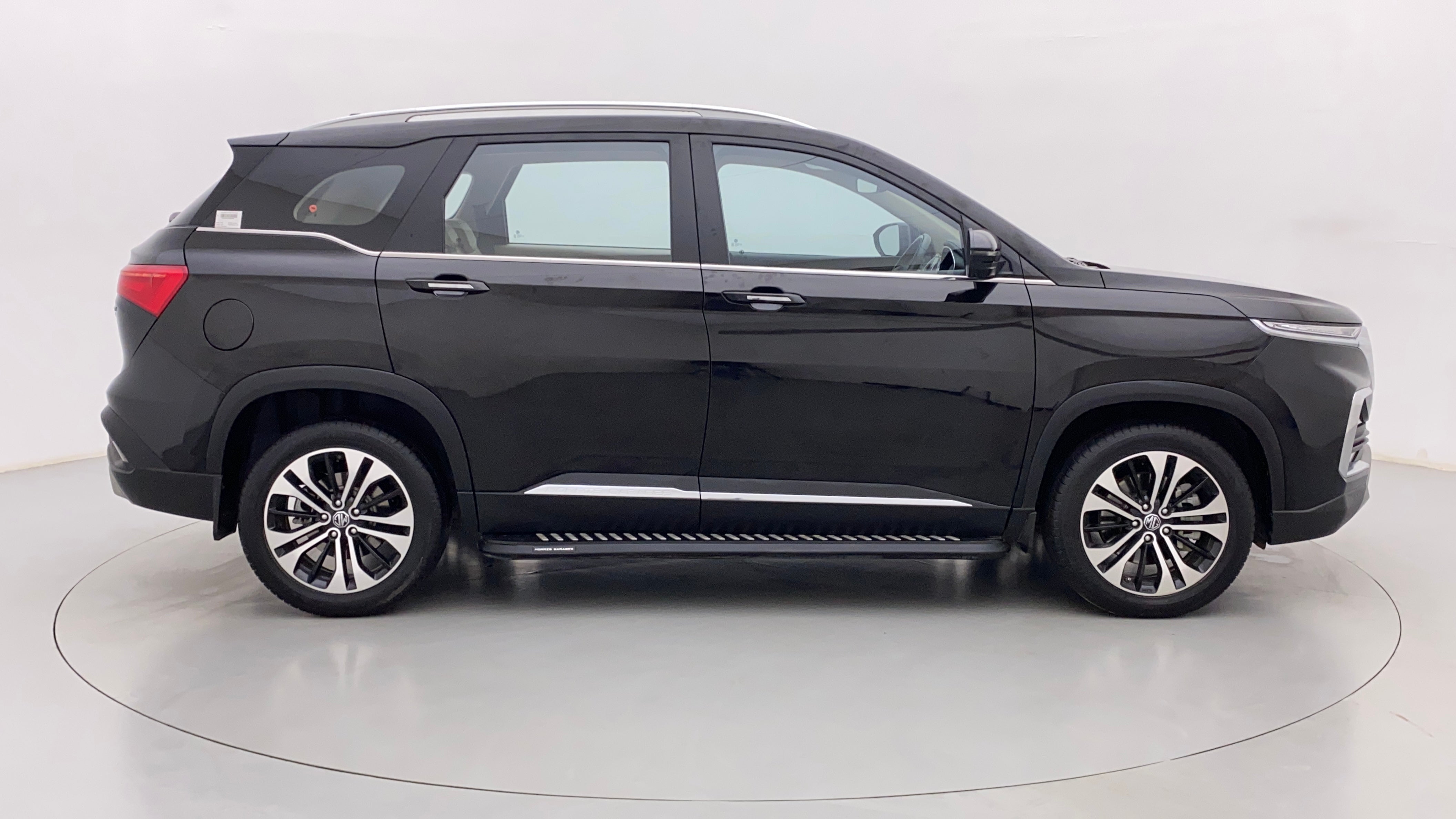 Side view of a starry black MG Hector