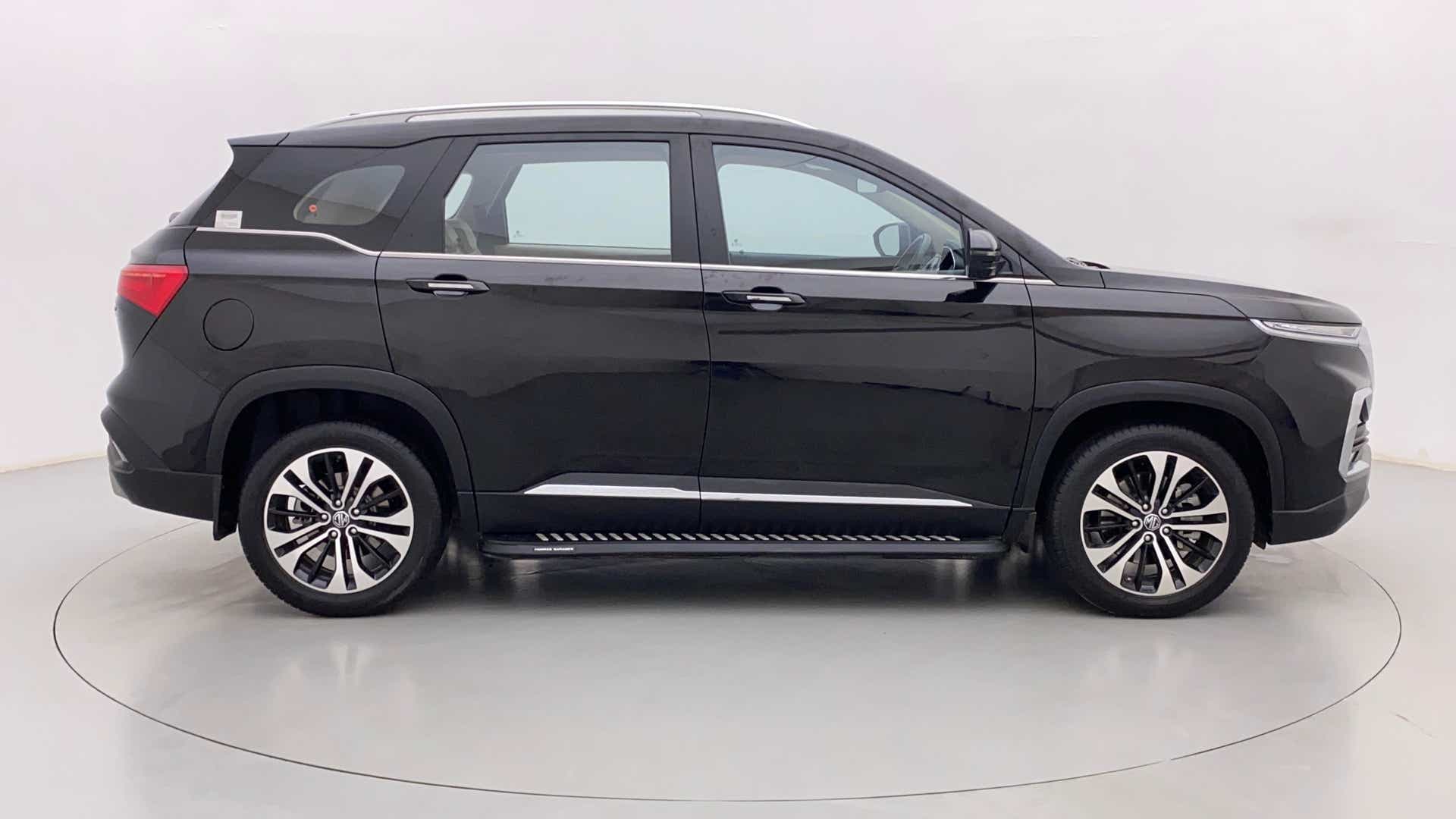 Side view of a starry black MG Hector
