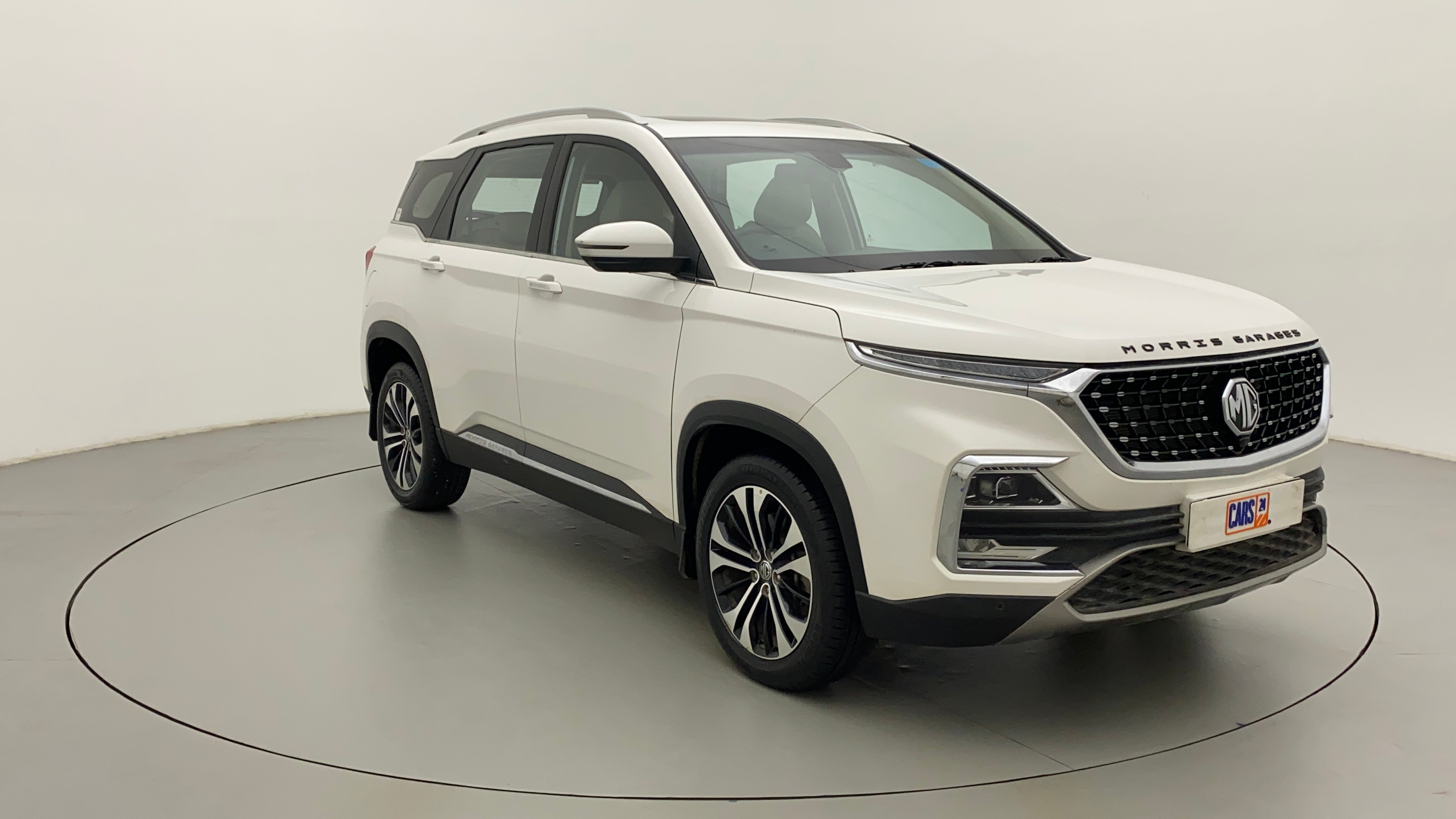 Front three-quarter view of a MG Hector