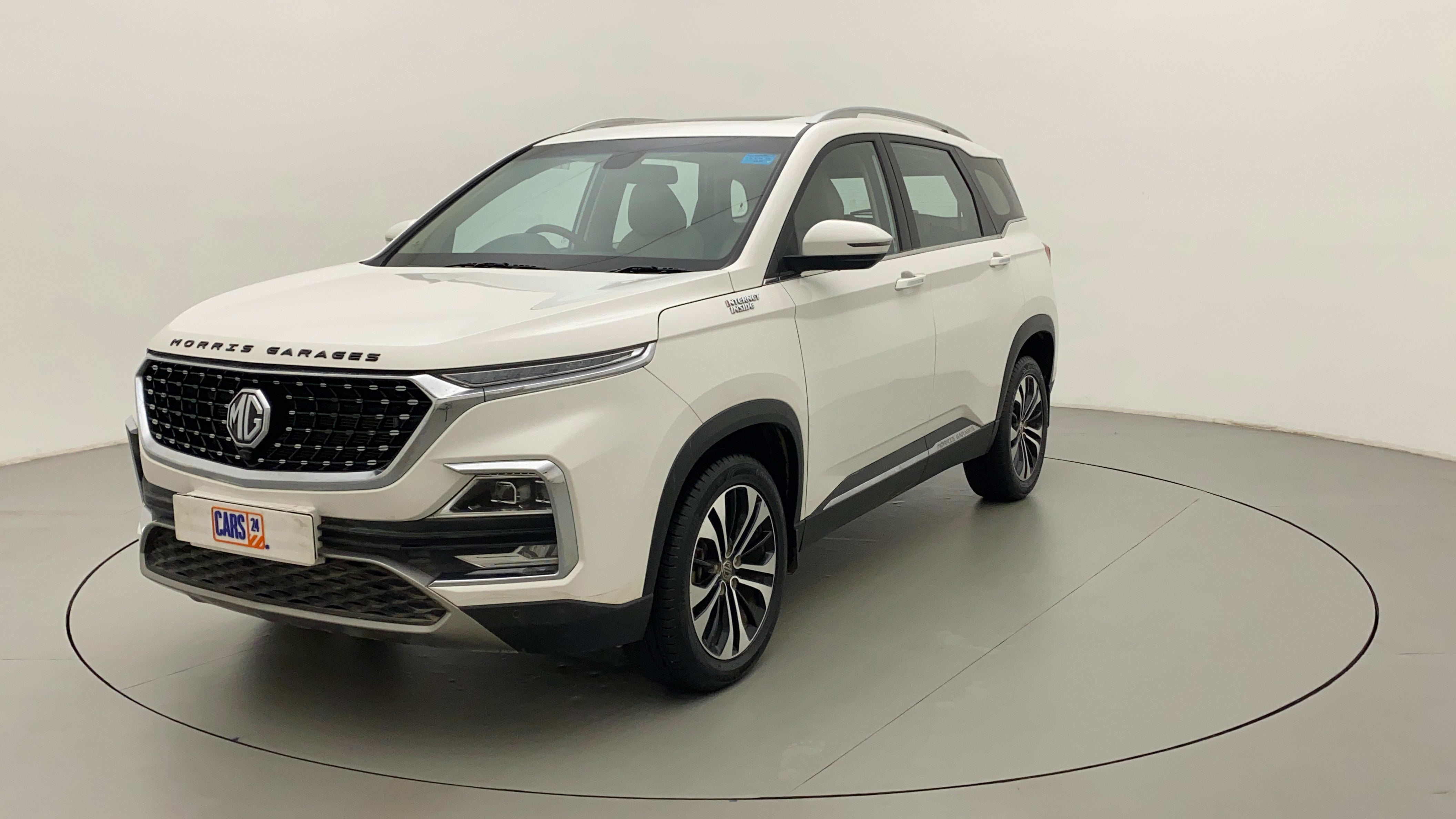 Front three-quarter view of a MG Hector