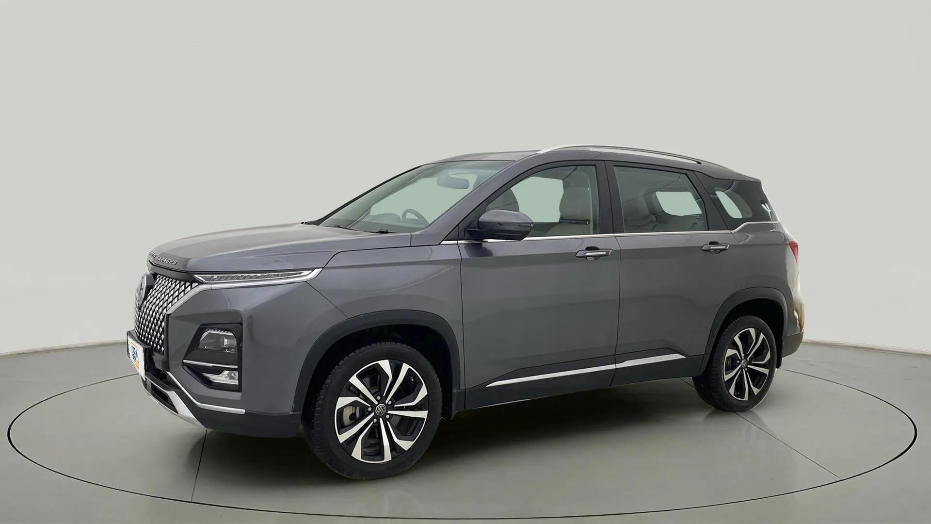 Front three-quarter view of a havana grey MG Hector