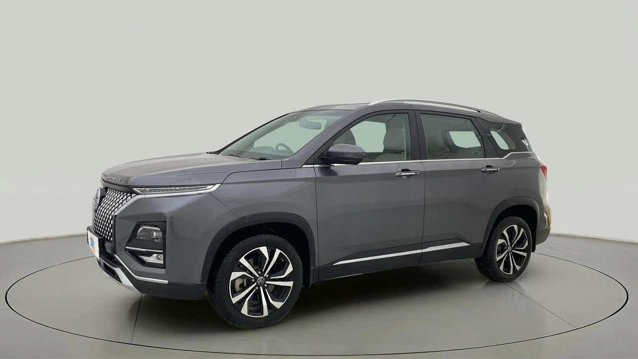 Front three-quarter view of a havana grey MG Hector