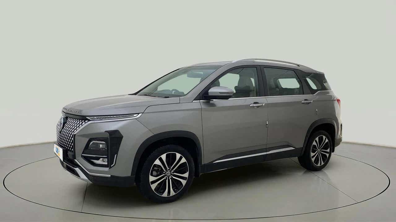 Front three-quarter view of a MG Hector