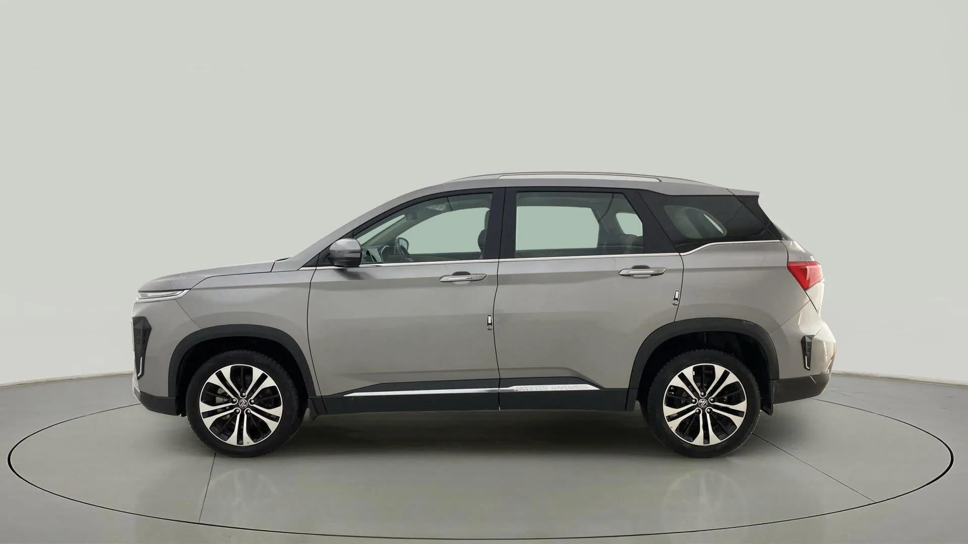 Side view of a mg hector