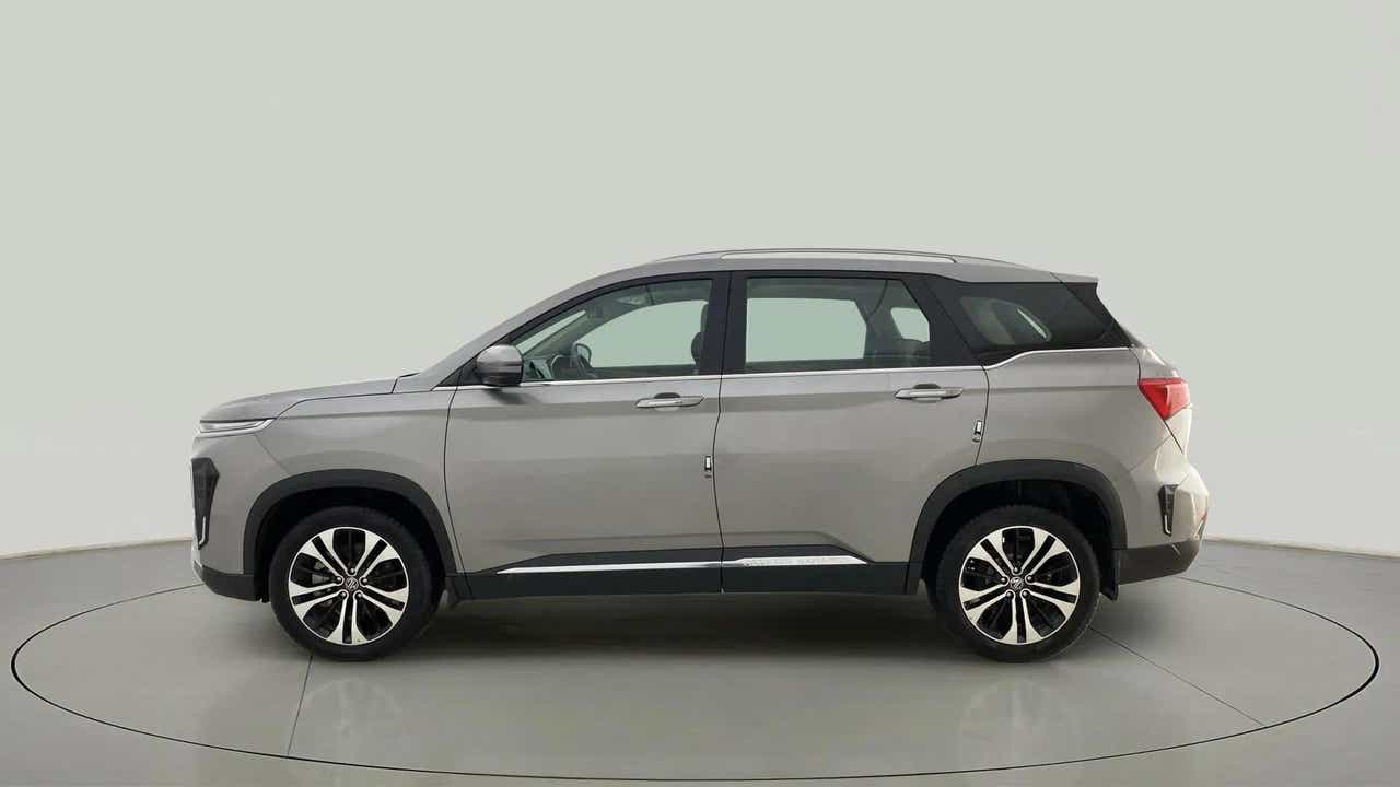 Side view of a mg hector