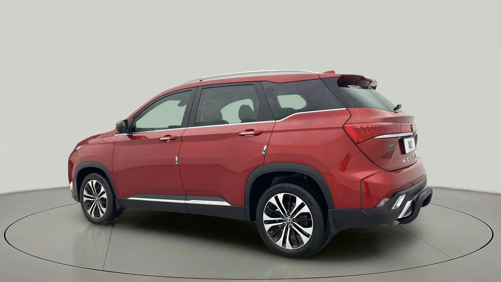 Rear three-quarter view of a mg hector