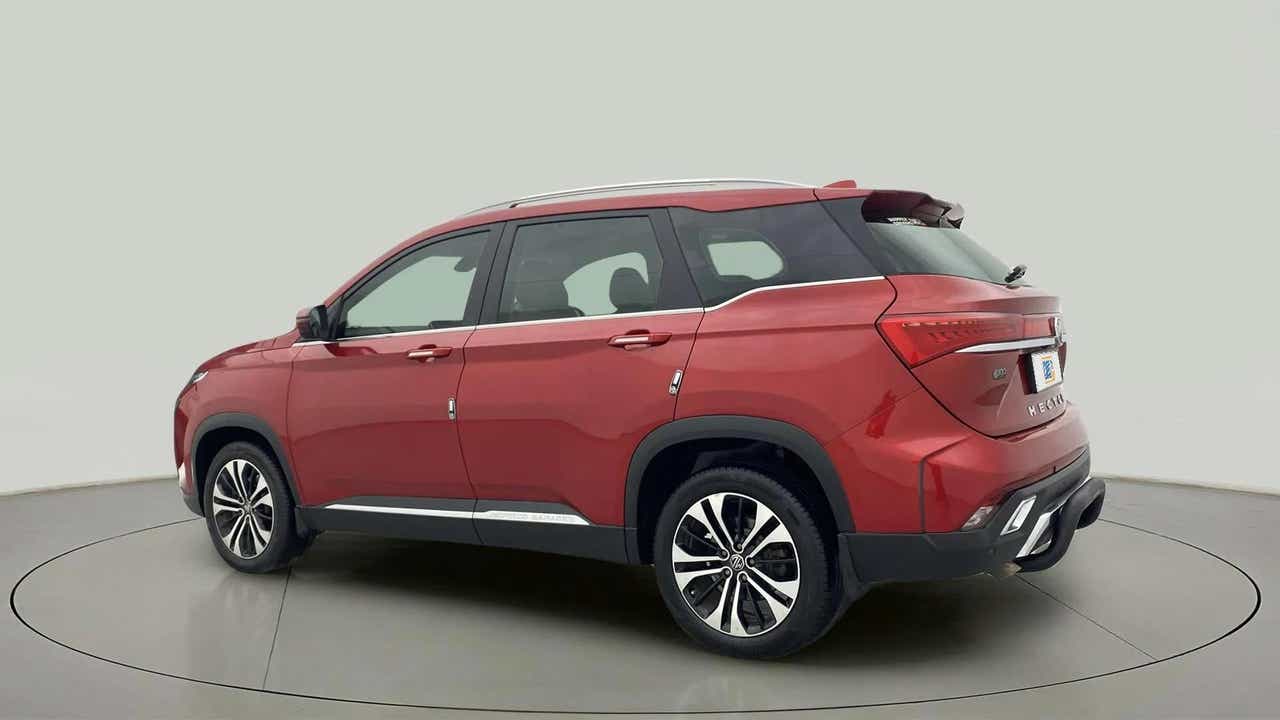 Rear three-quarter view of a mg hector