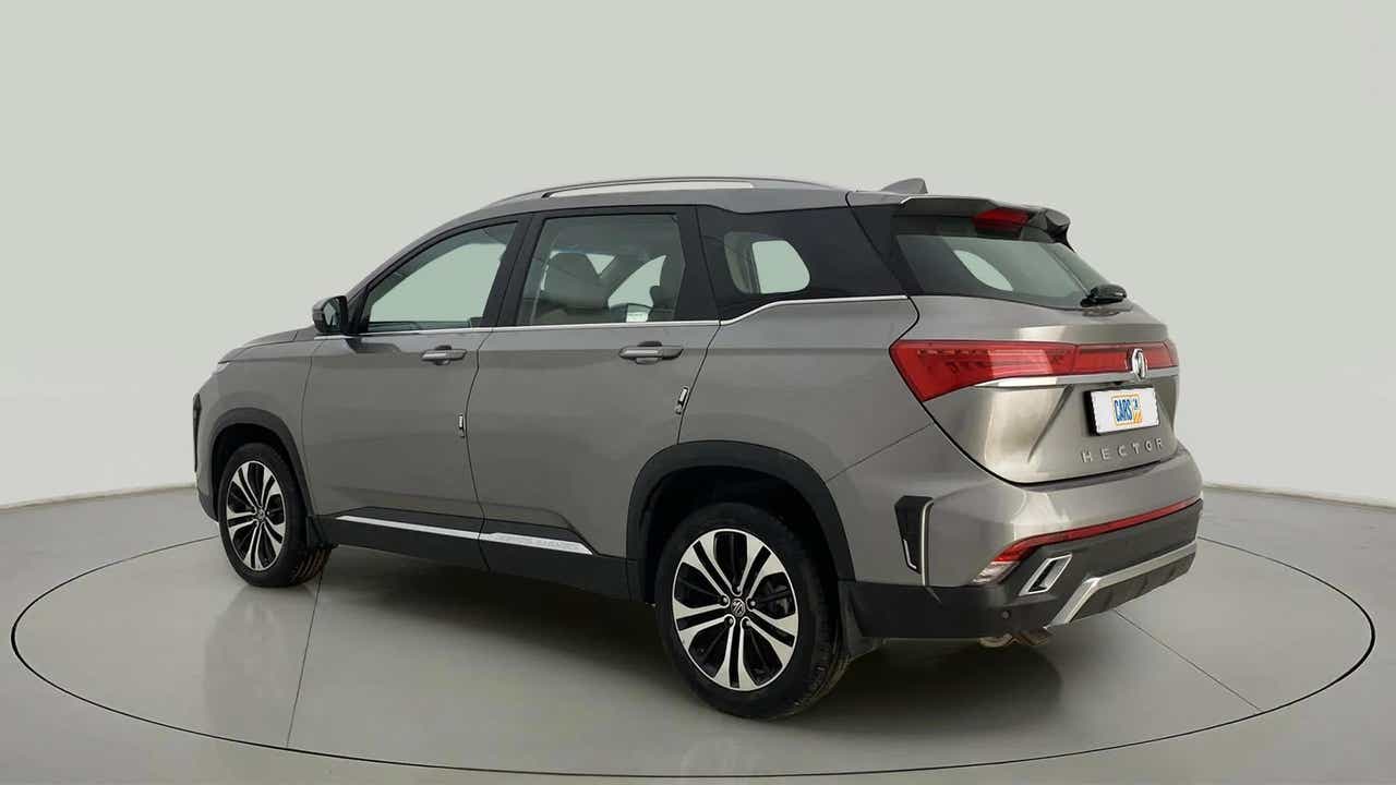 Rear three-quarter view of a MG Hector