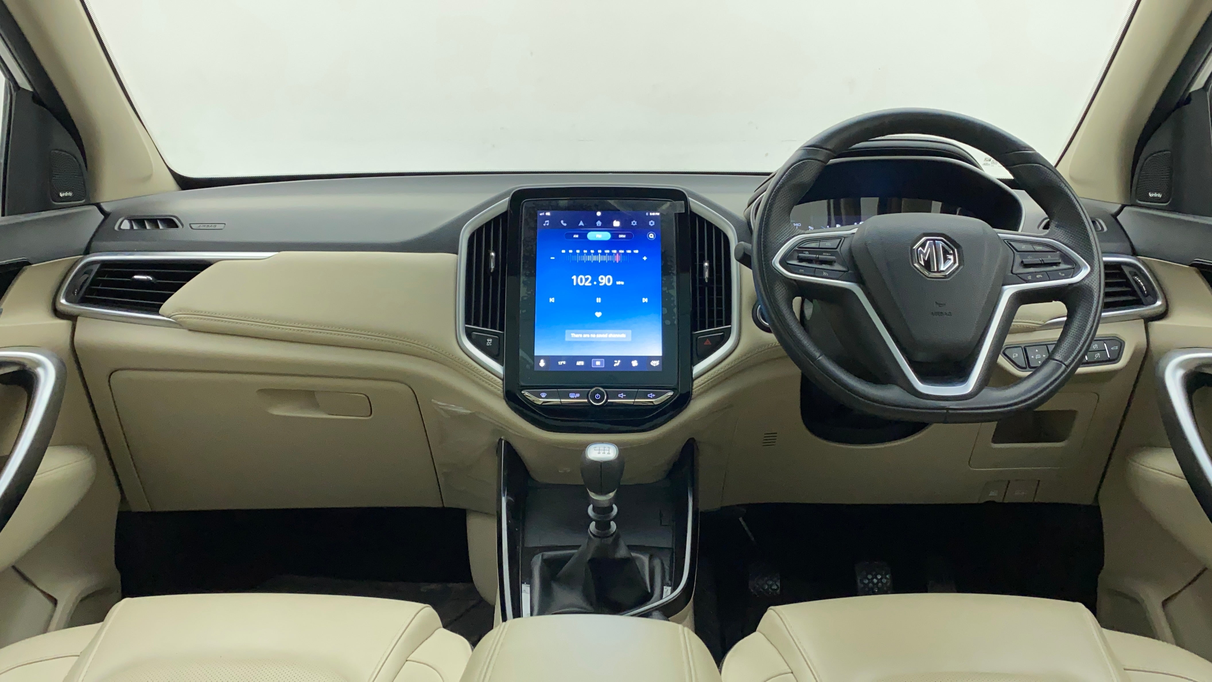 Dashboard and steering wheel of a MG Hector