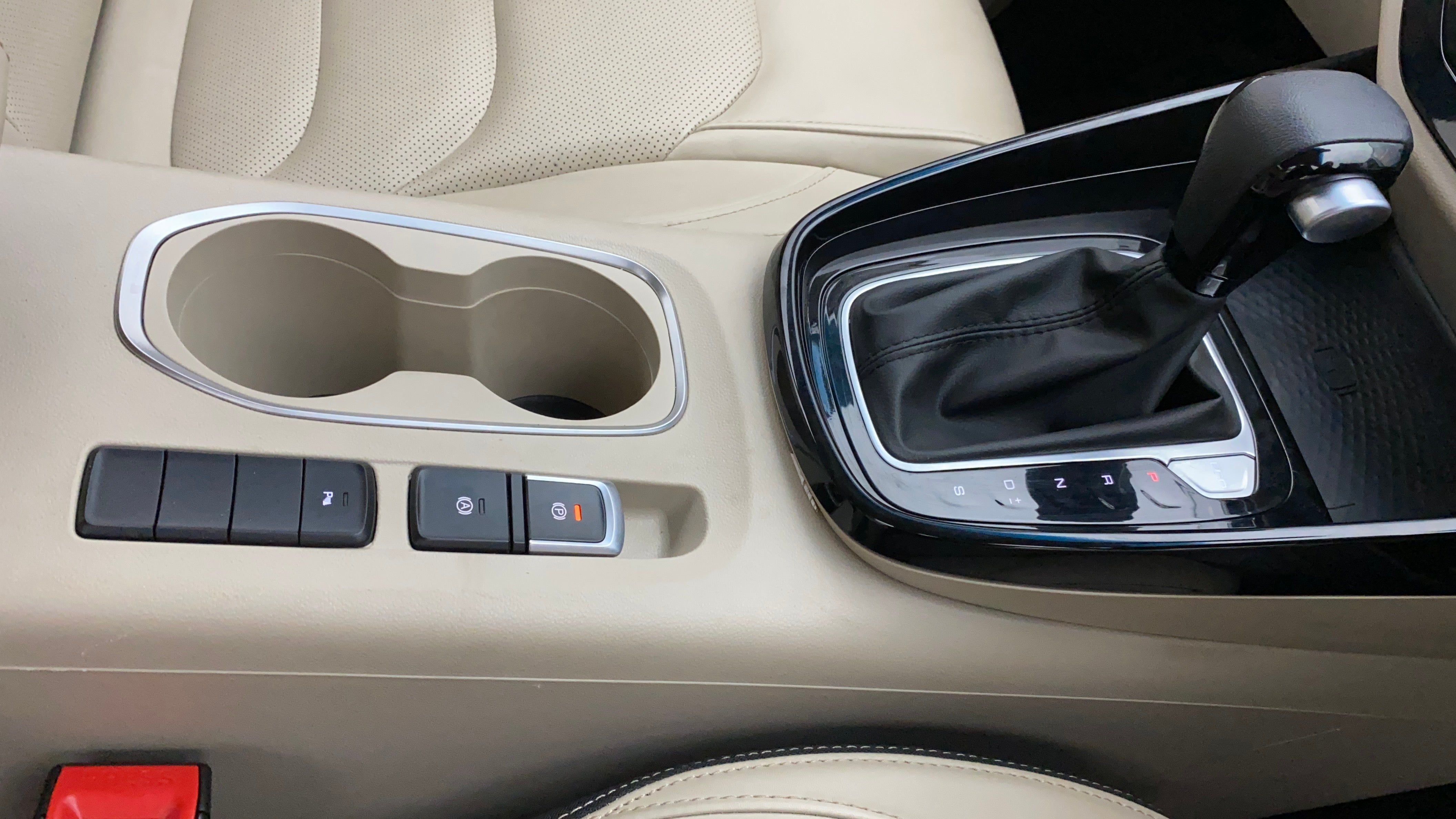 Gear shift and center console of a MG Hector