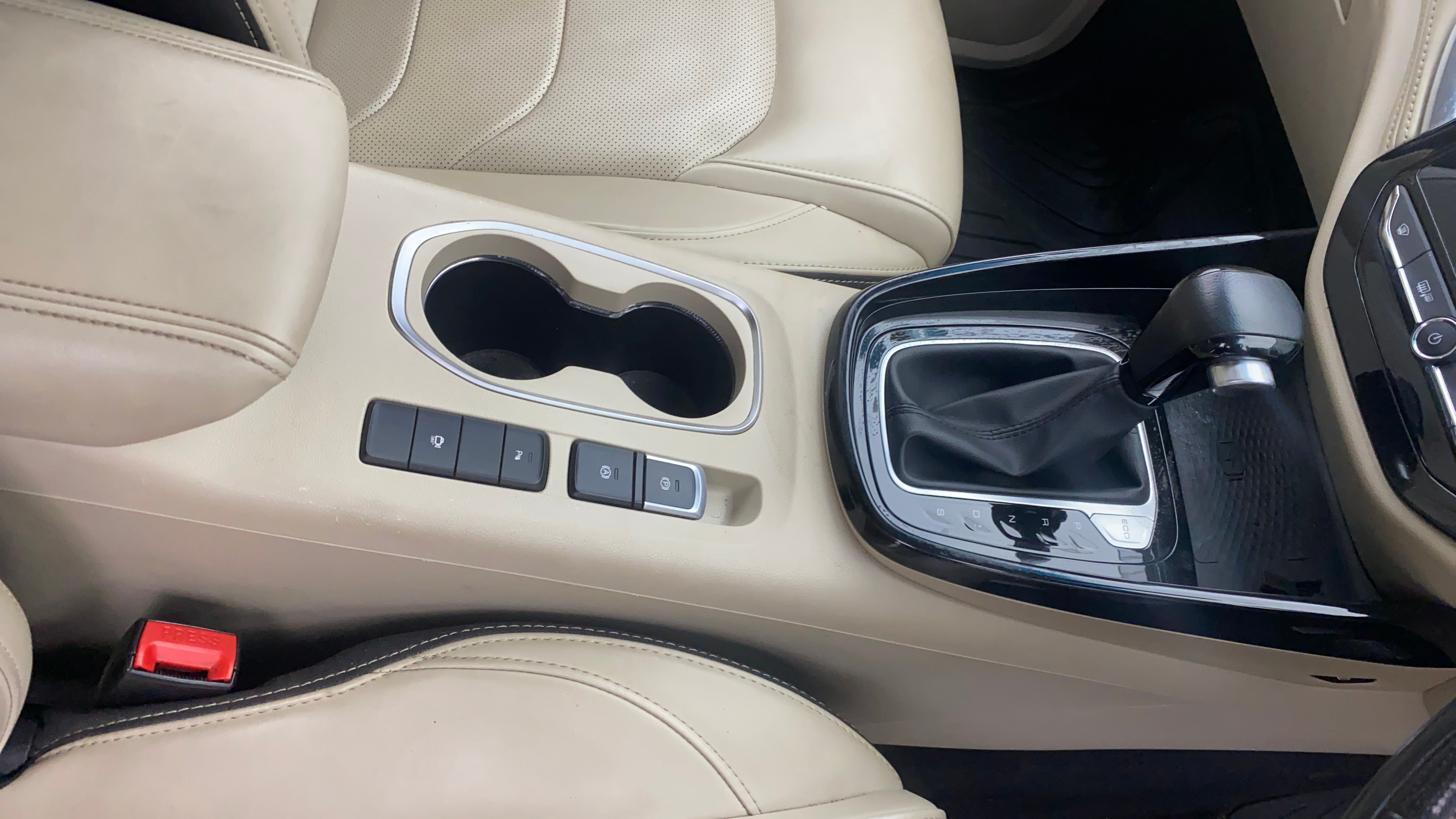 Center console and gear lever of a MG Hector