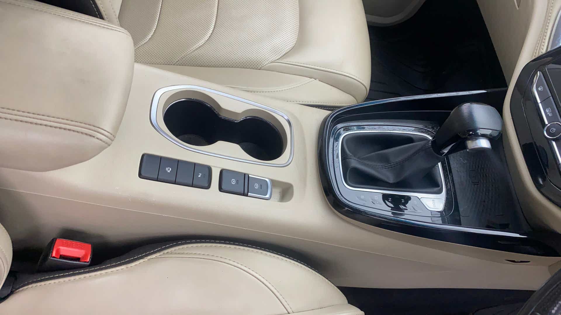 Center console and gear lever of a MG Hector