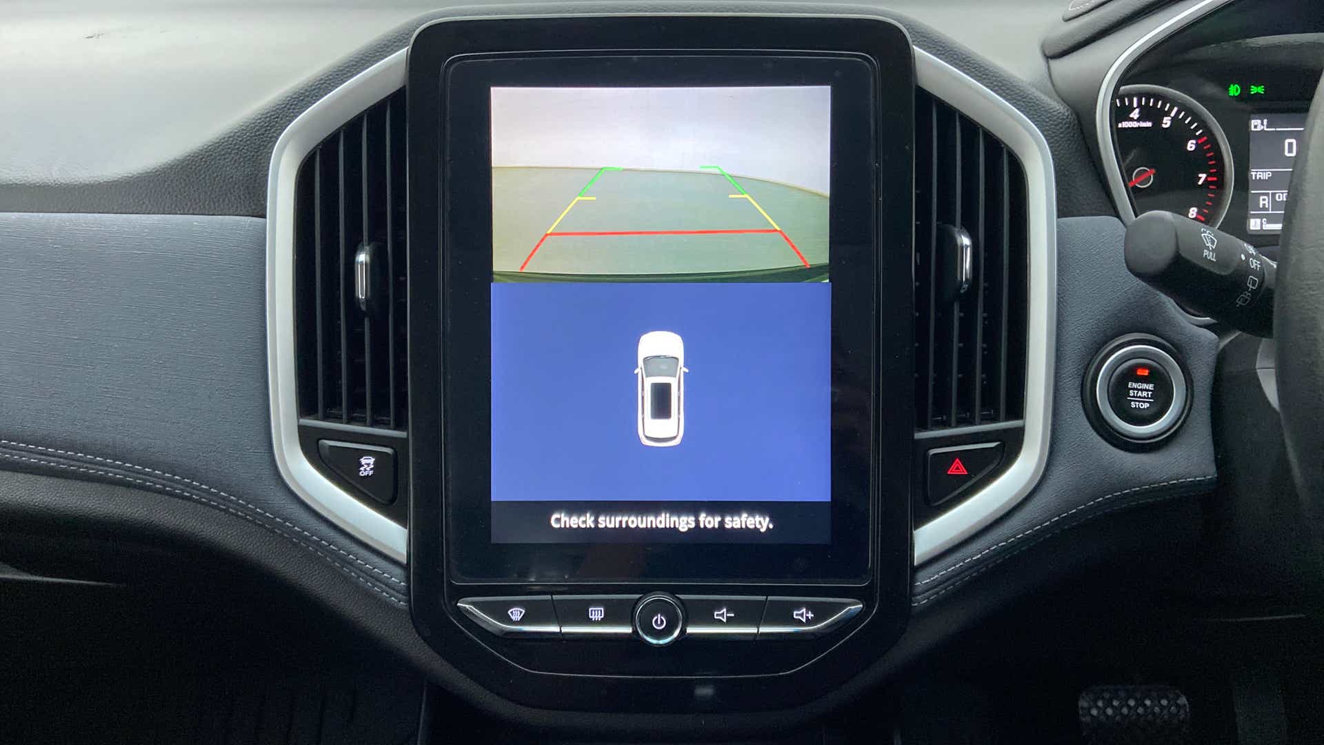 Infotainment screen and reverse camera display of a MG Hector
