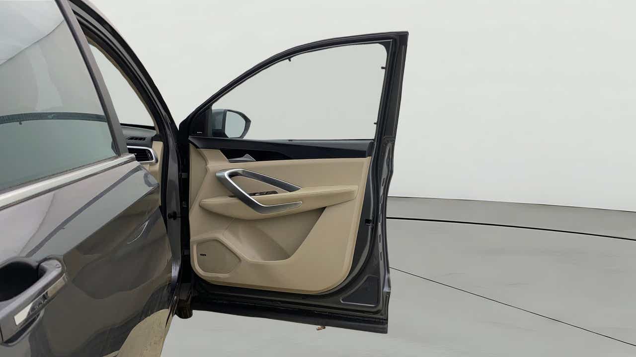 Front door panel view of a mg hector