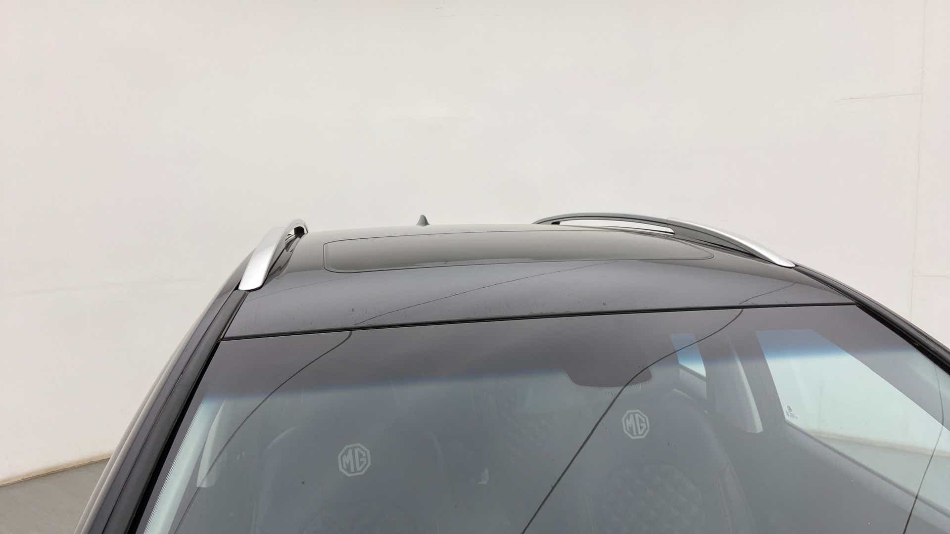Sunroof and roof rails of a MG Hector