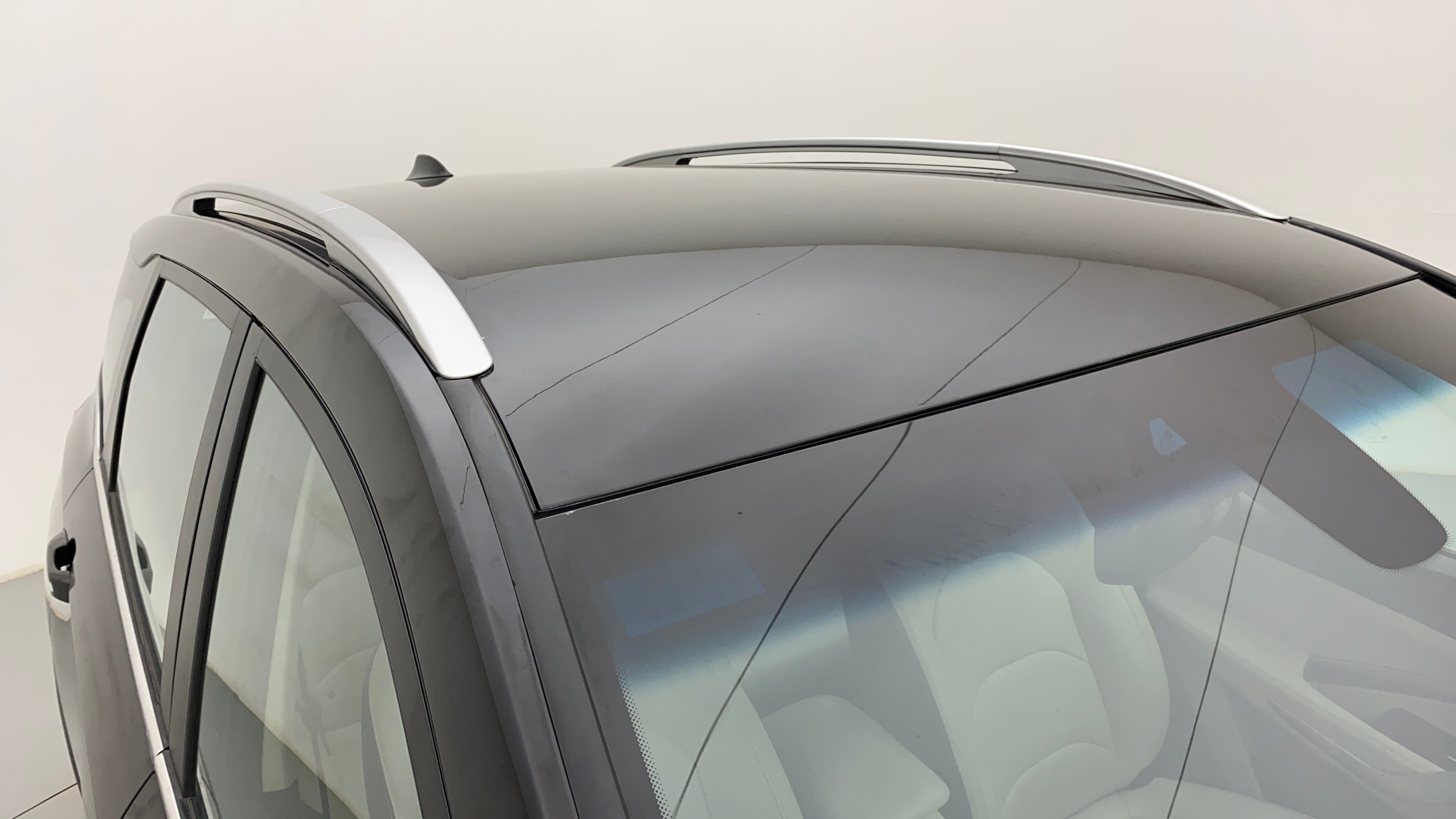 Roof and roof rails view of a MG Hector