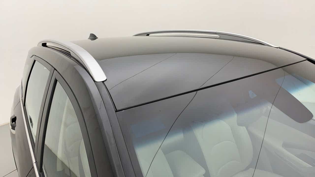 Roof and roof rails view of a MG Hector