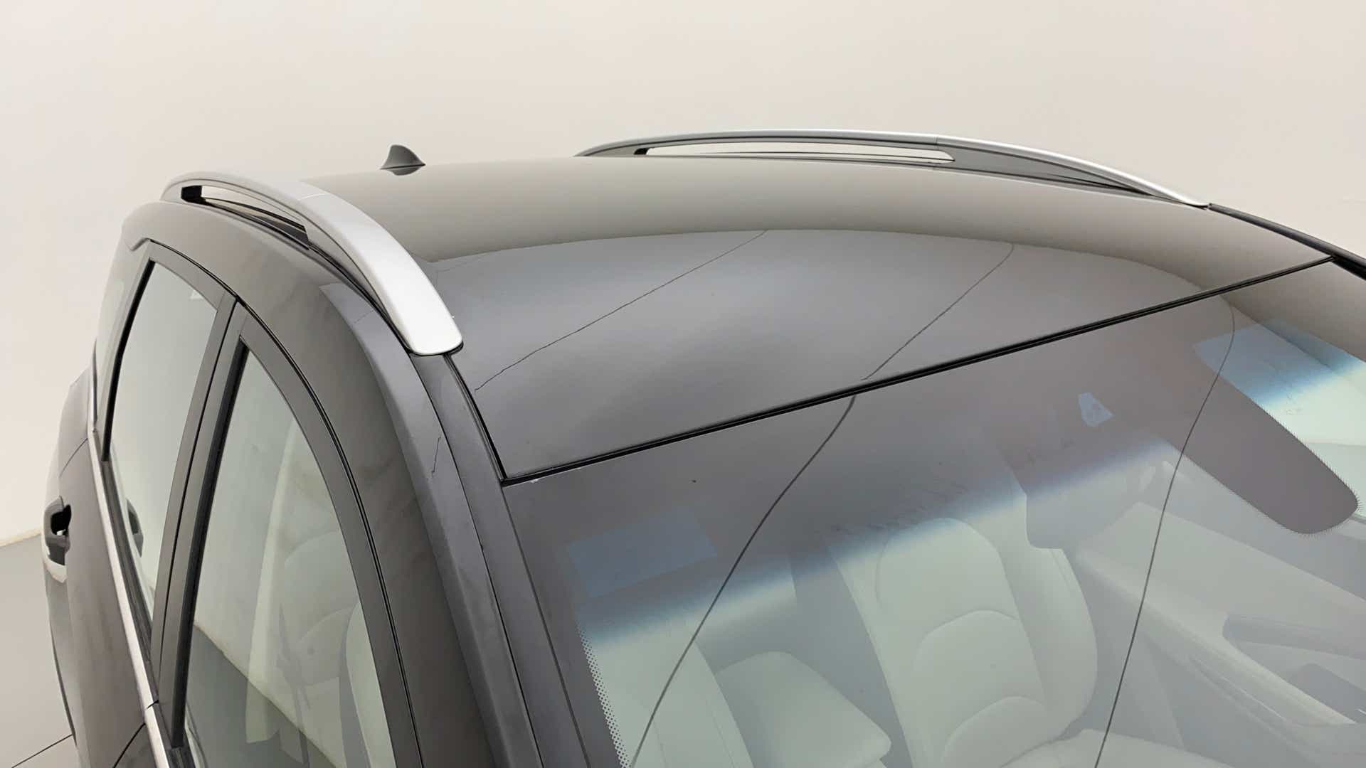 Roof and roof rails view of a MG Hector