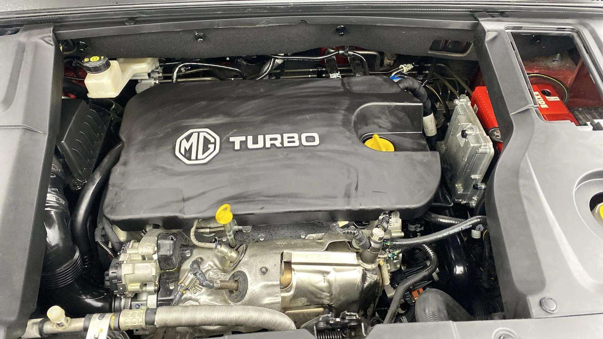 Engine bay of a mg hector