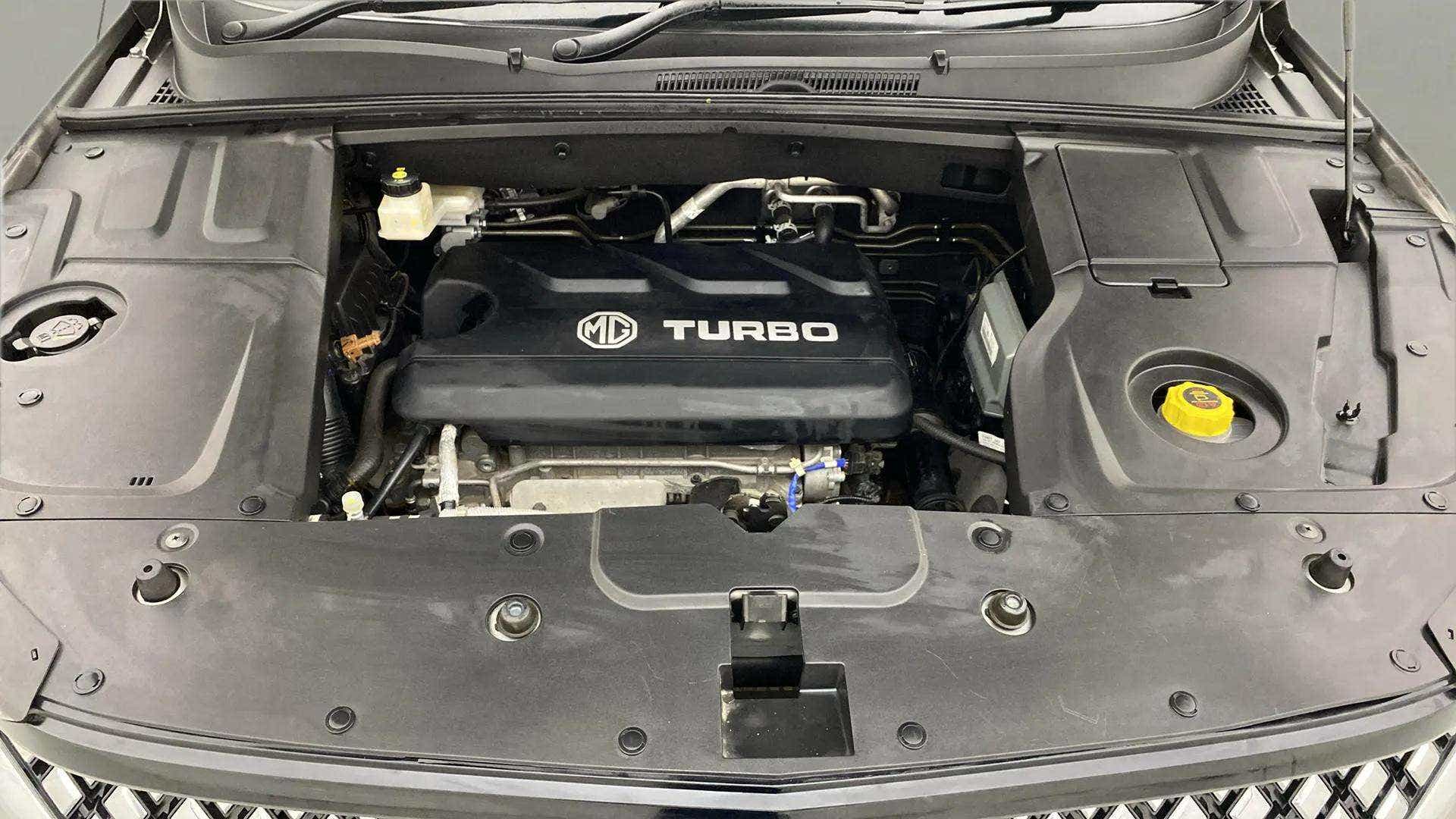 Engine bay of a MG Hector