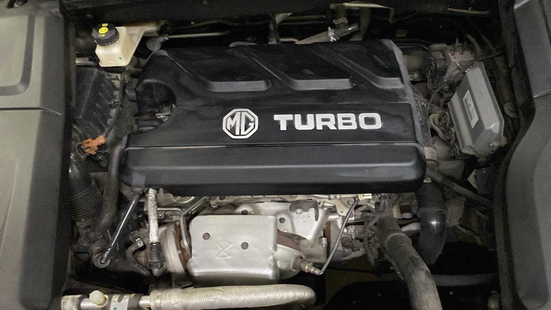 Engine bay of a mg hector