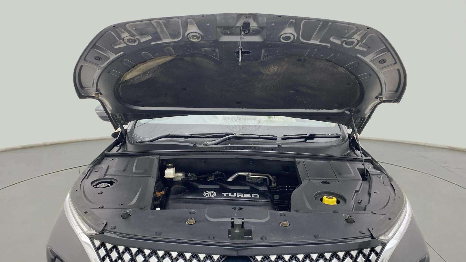 Engine bay of a MG Hector