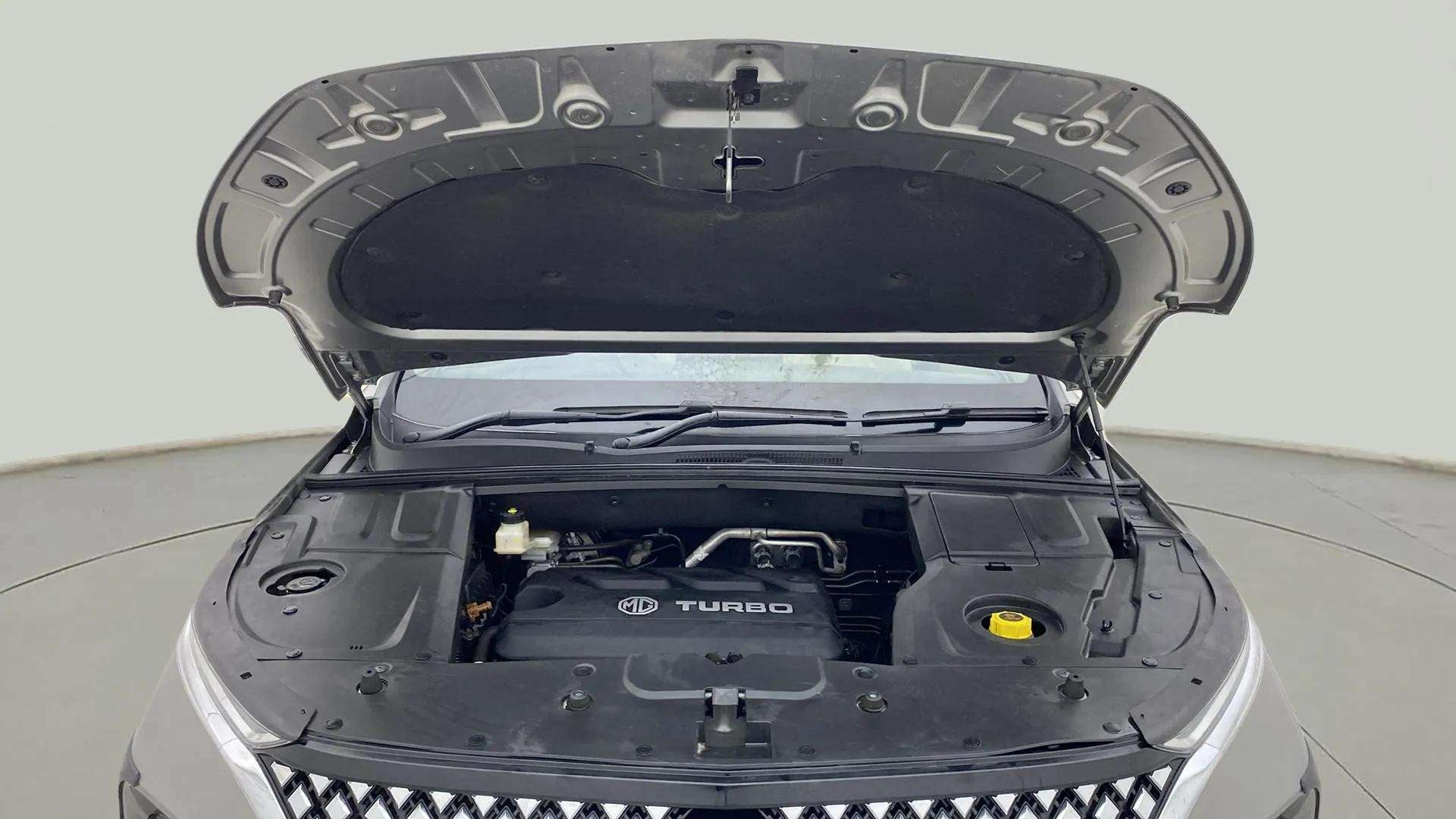 Engine bay of a MG Hector