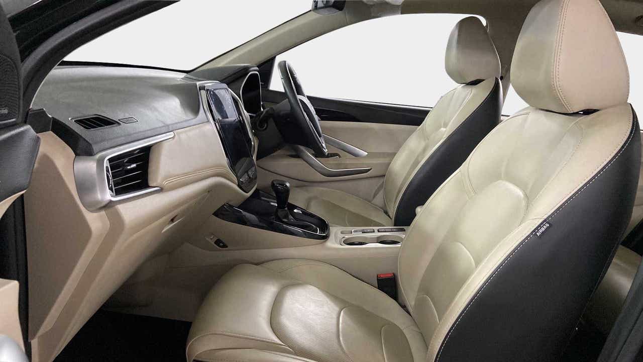 Front interior seats and dashboard of a MG Hector