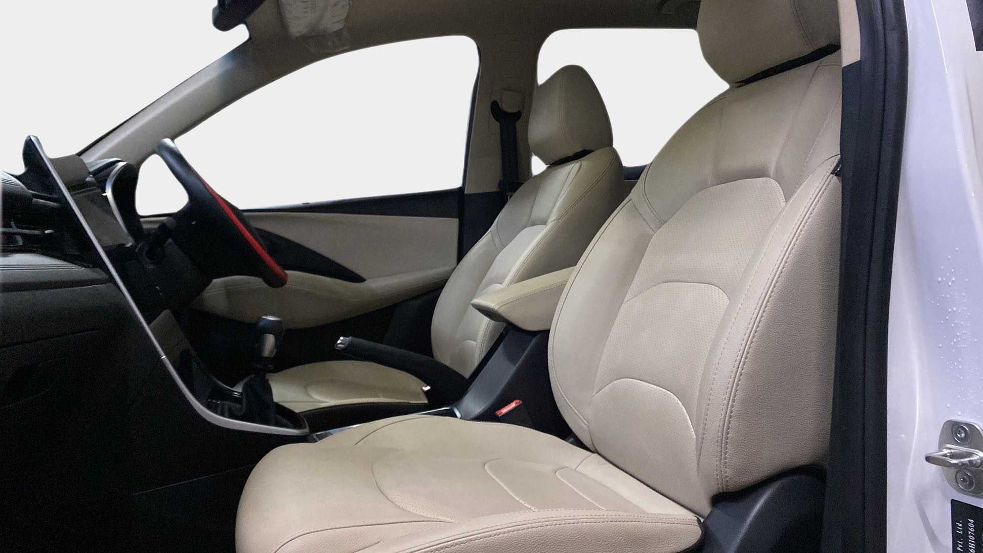 Front seats and dashboard of a MG Hector interior