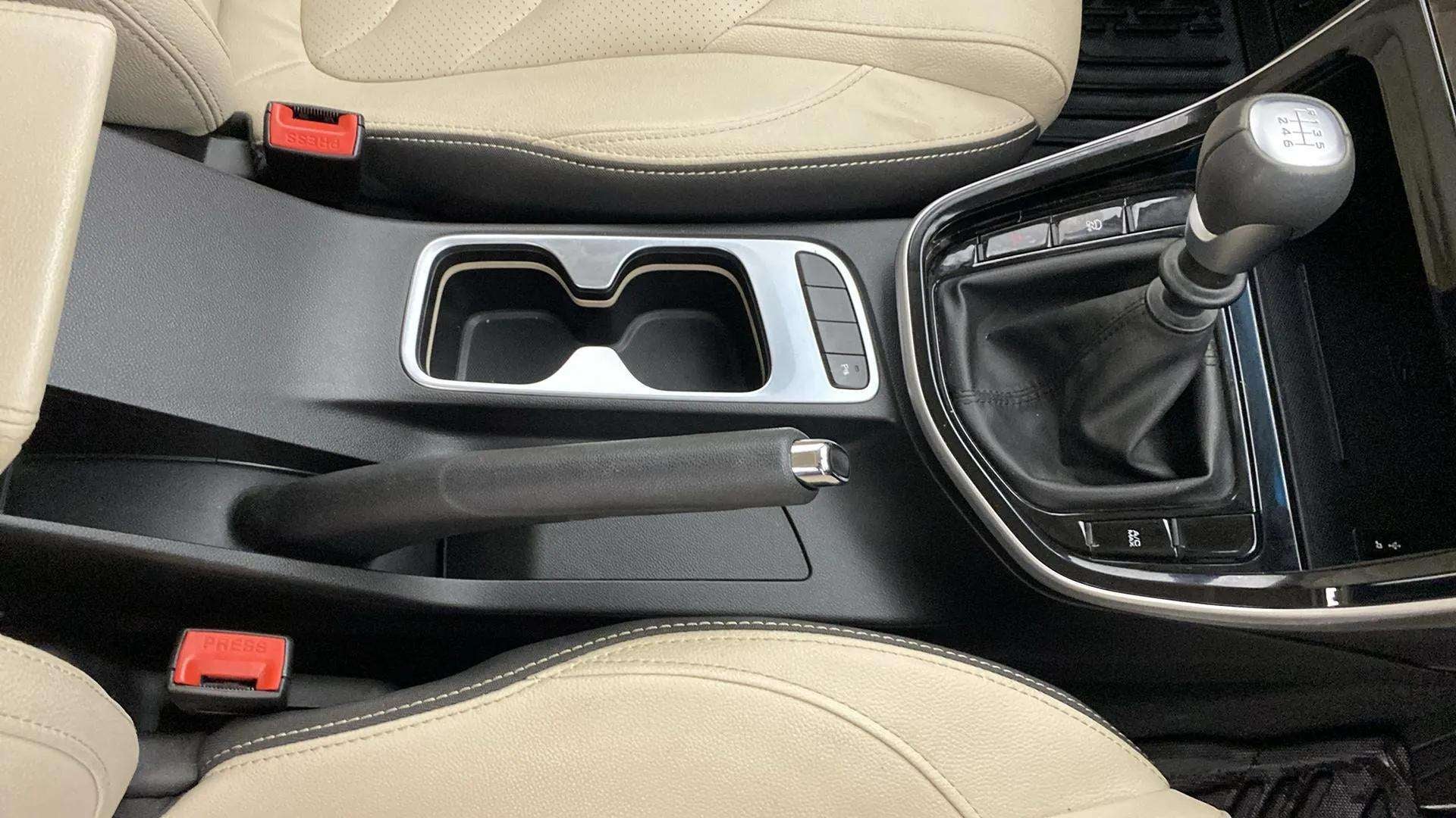 Gear shifter and handbrake area of a MG Hector interior