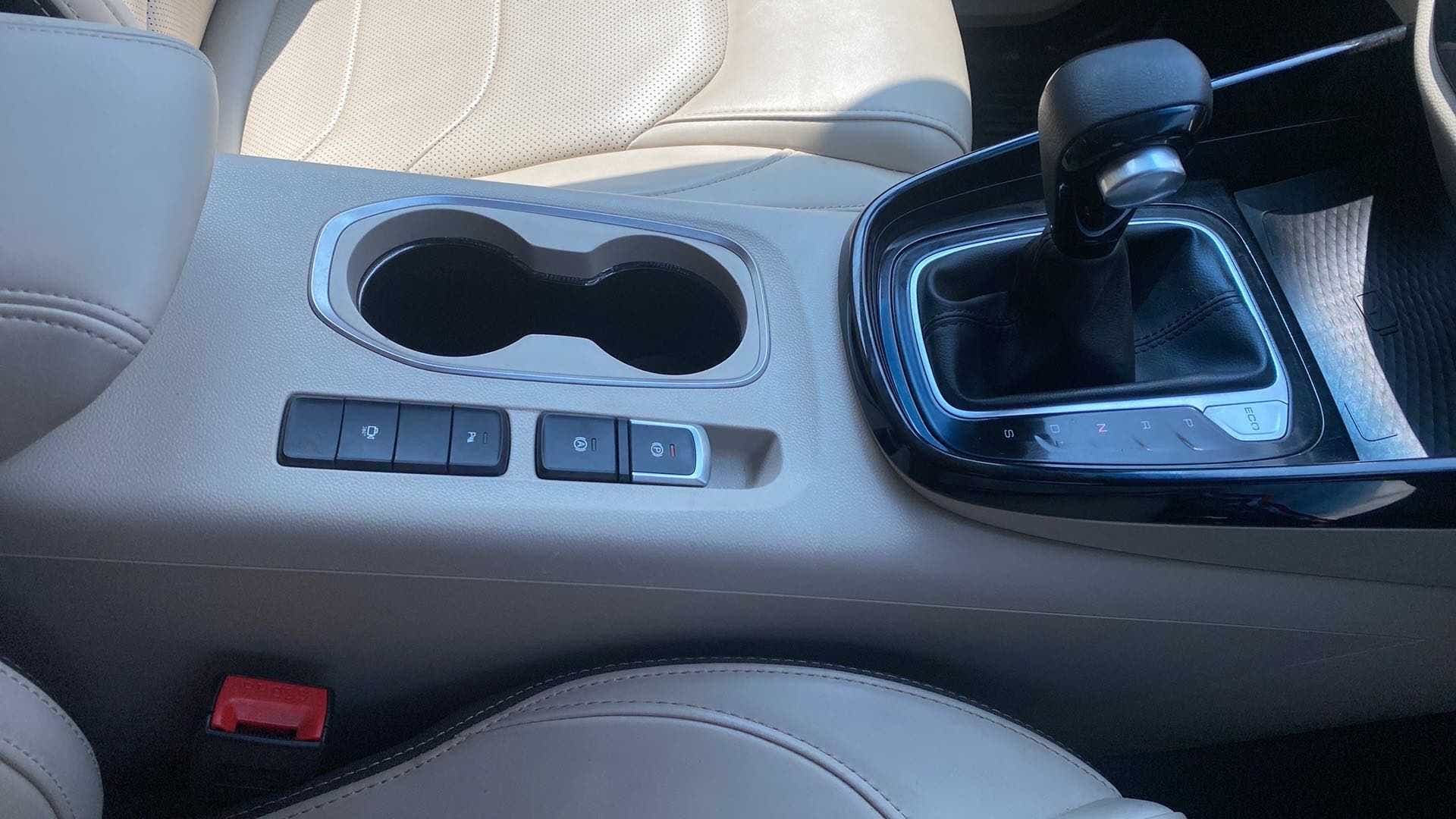 Center console and gear lever of a MG Hector