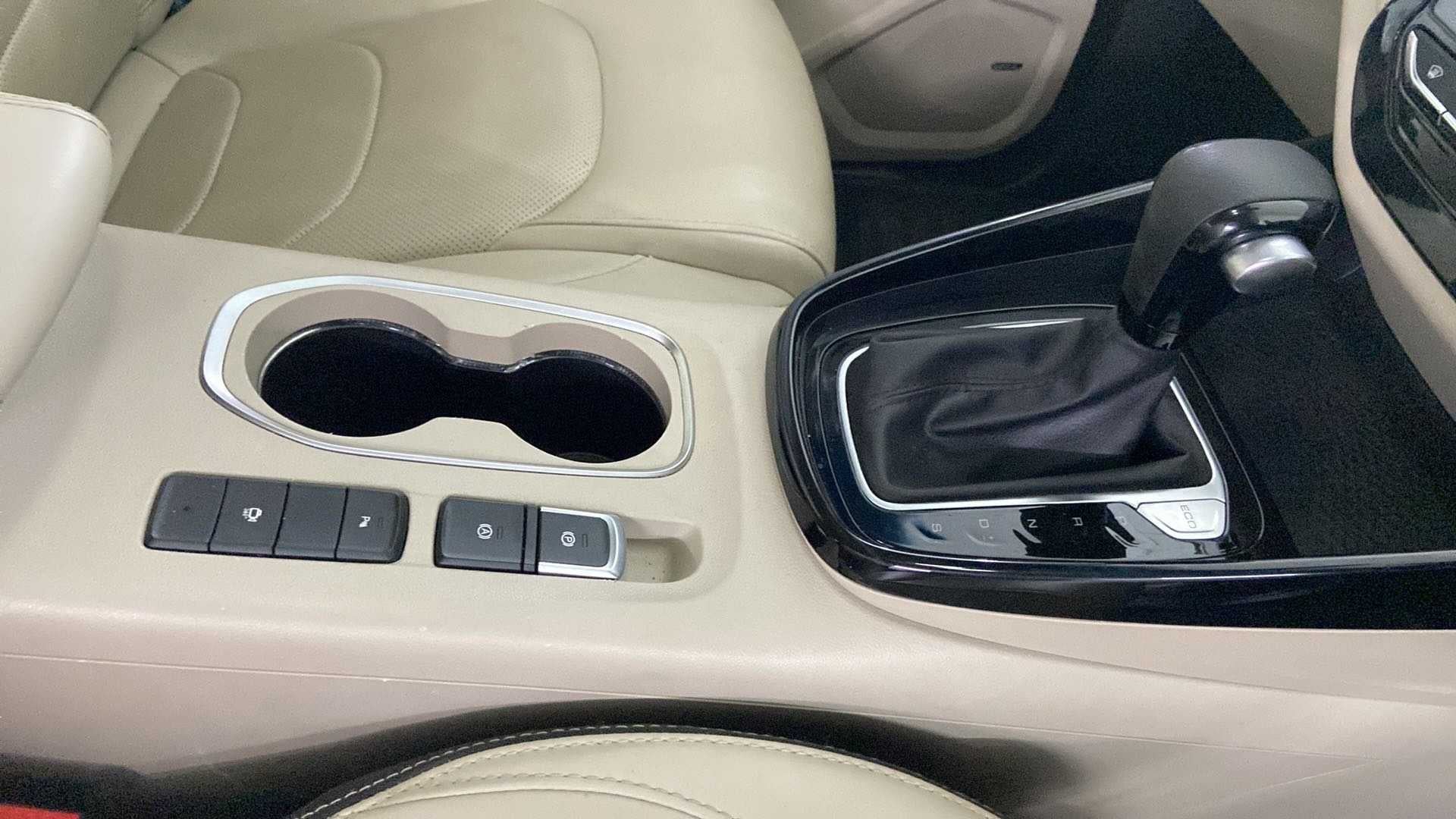 Center console and gear selector of an MG Hector