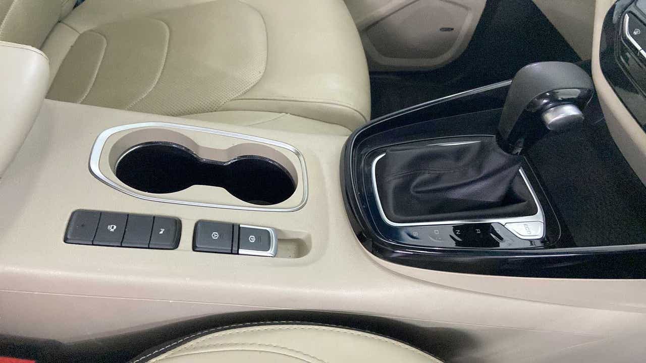 Center console and gear selector of an MG Hector