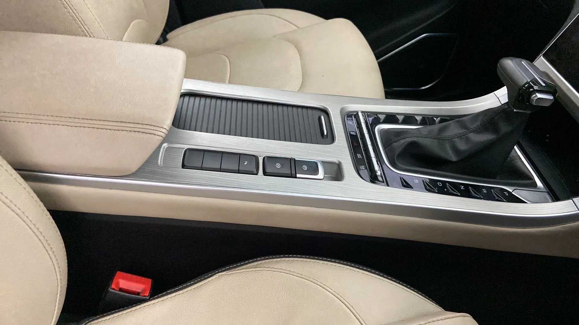 Central console and gear shifter of a MG Hector