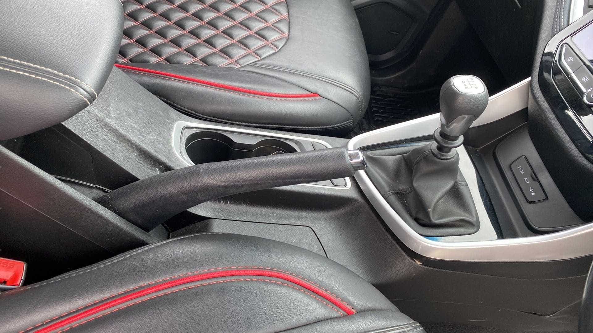 Interior gear shift and handbrake of a MG Hector
