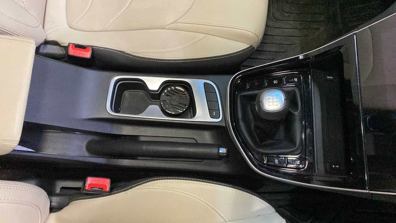 Center console and gear lever of a MG Hector