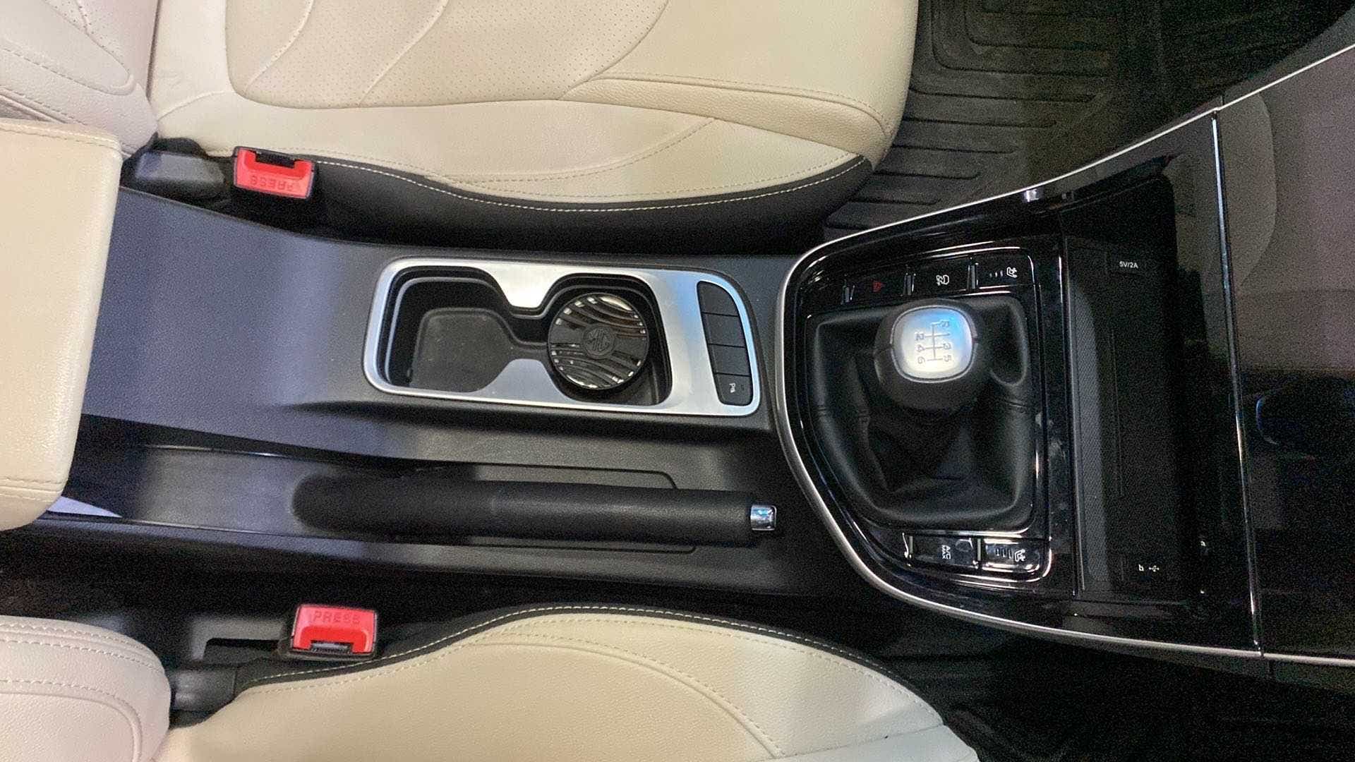 Center console and gear lever of a MG Hector