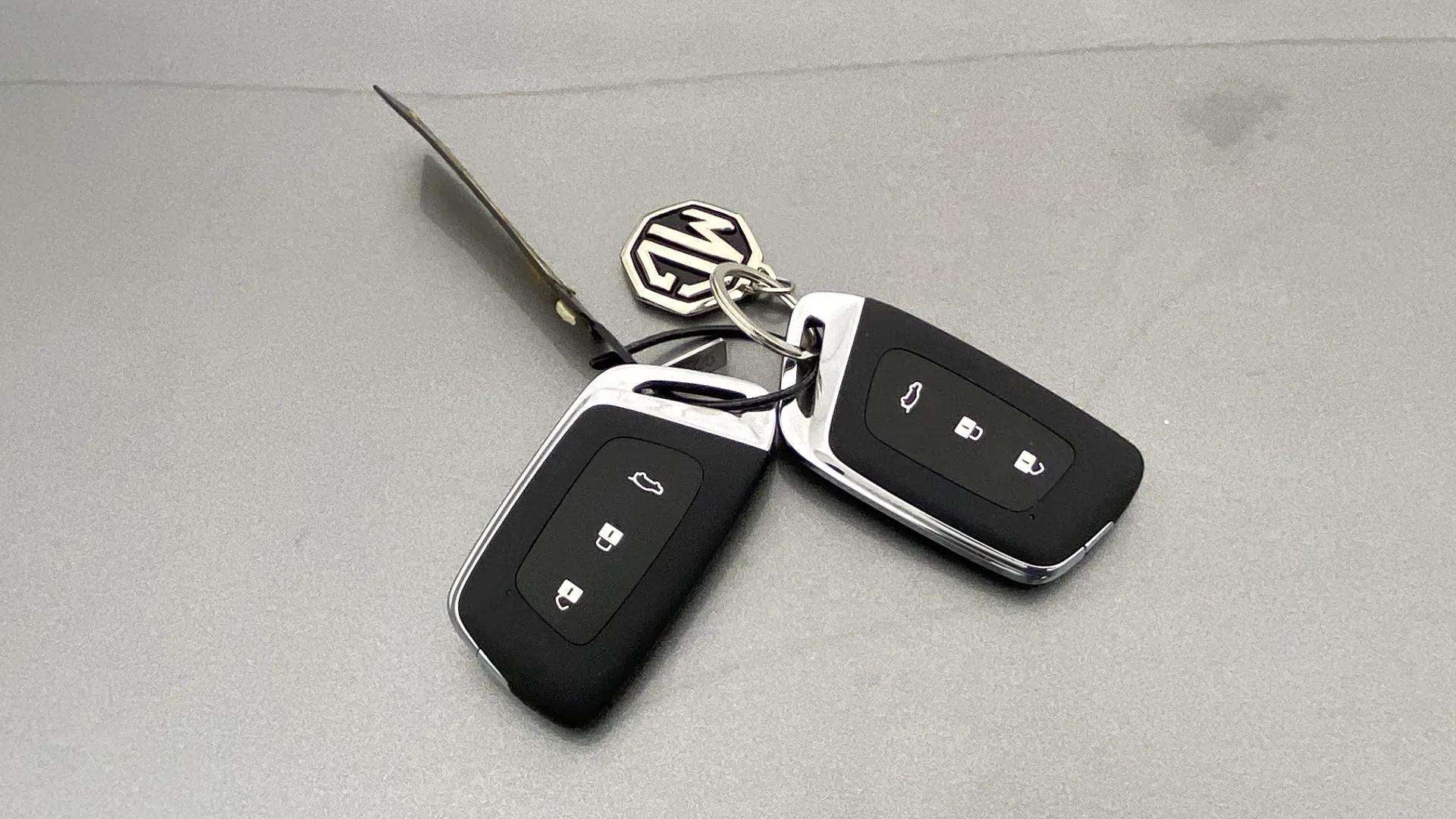 Car key fobs with mg logo keychain for a mg hector