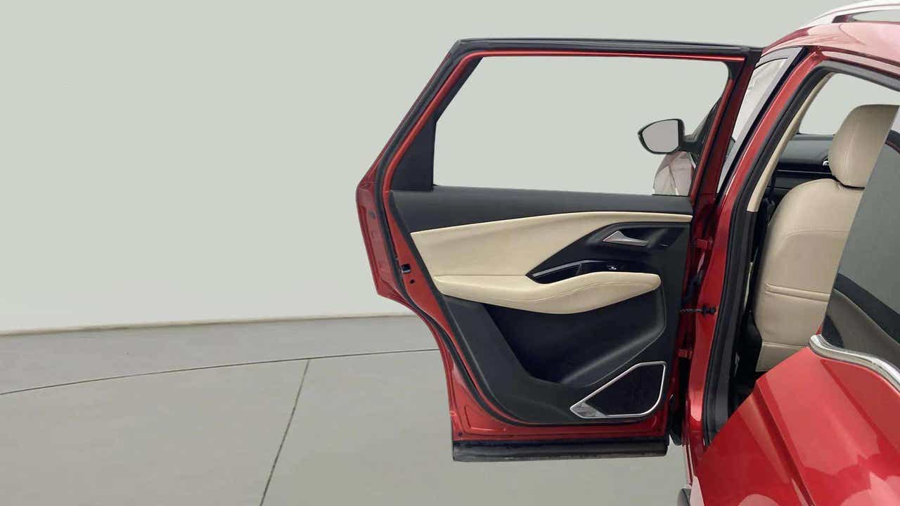 Rear door panel of a mg hector