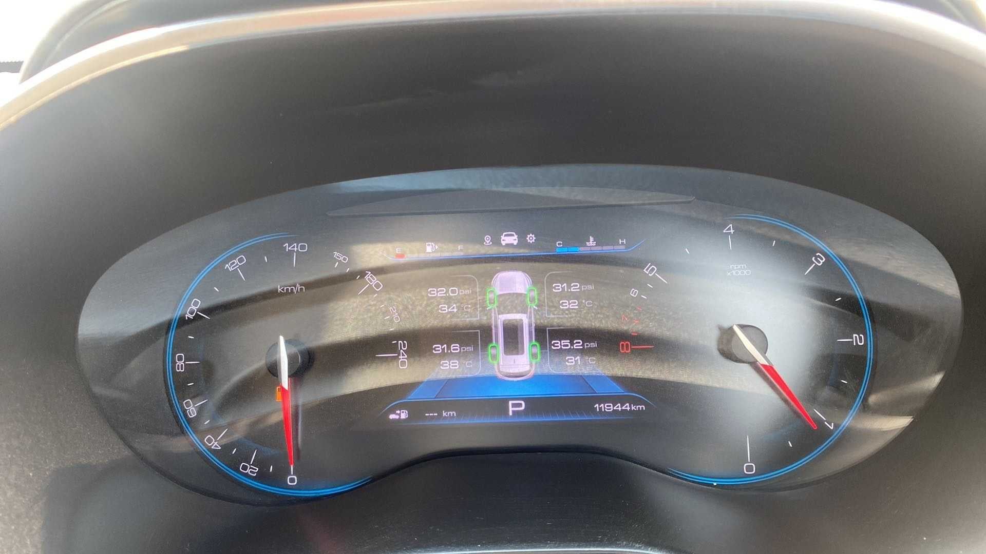 Instrument cluster of a MG Hector displaying tire pressure and temperature readings