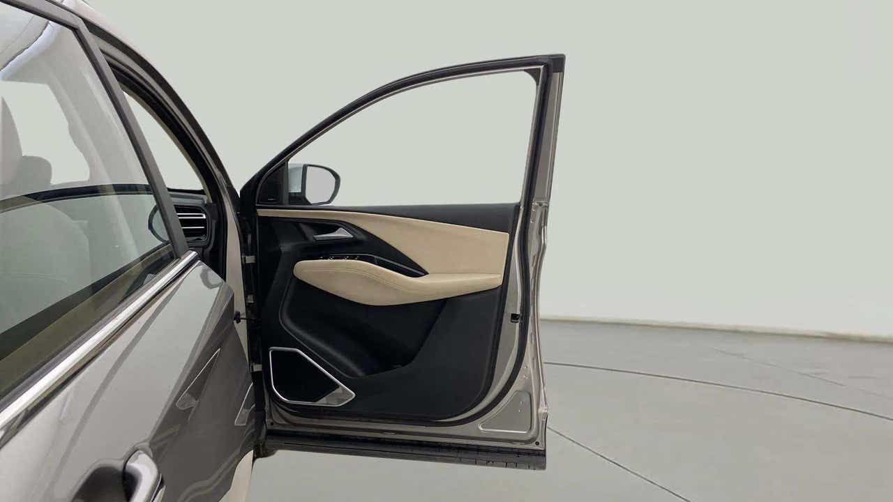 Front door interior view of a MG Hector