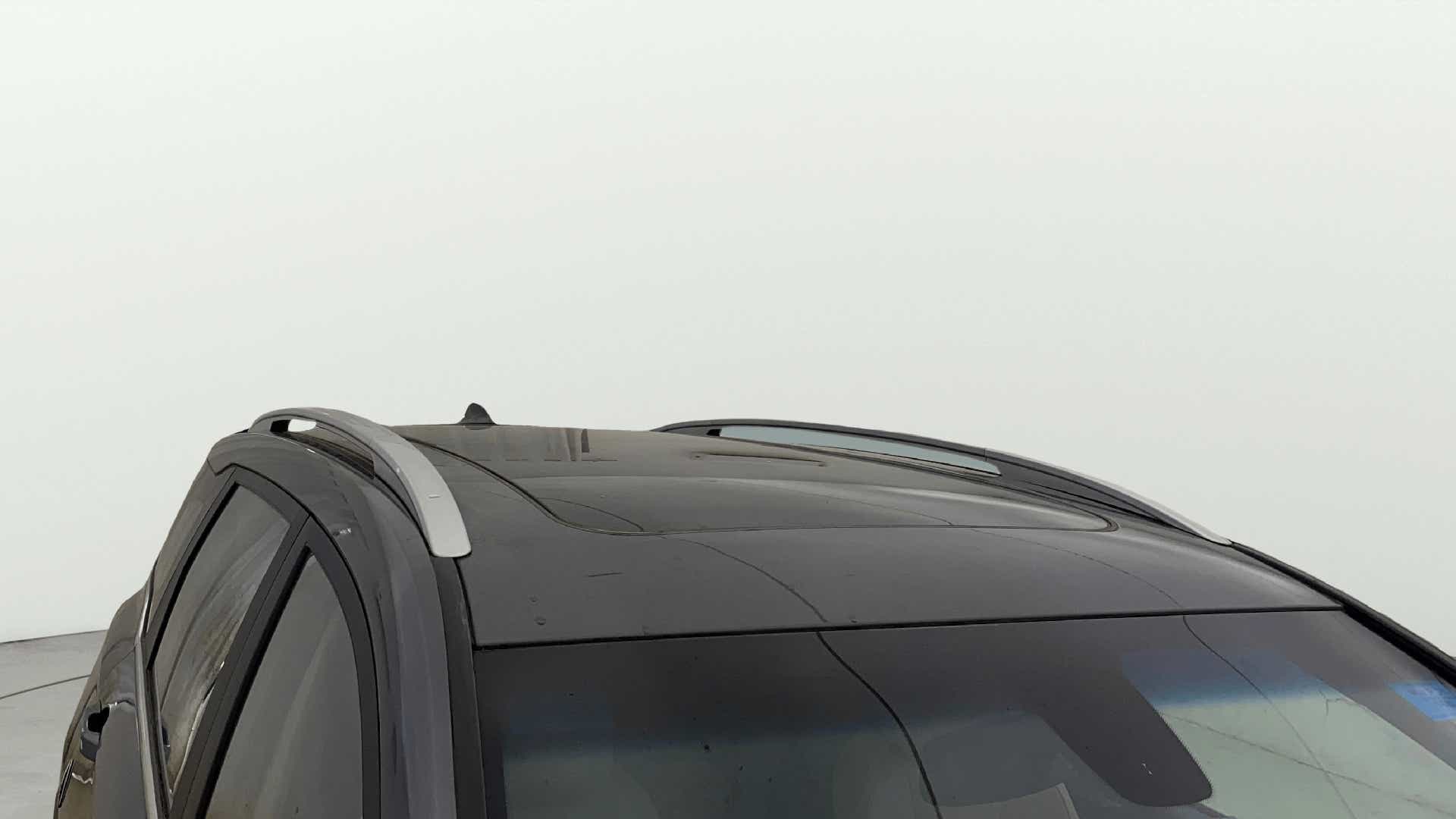 Roof and sunroof view of a MG Hector