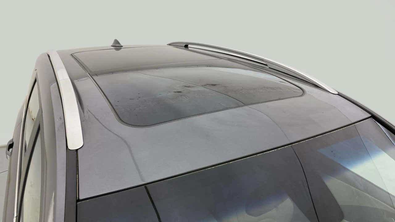 Sunroof close-up of a MG Hector