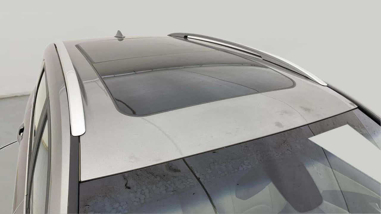 Sunroof close-up of a MG Hector