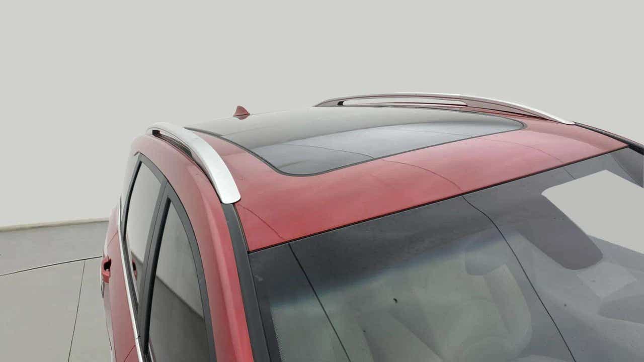 Sunroof and roof rail view of a MG Hector