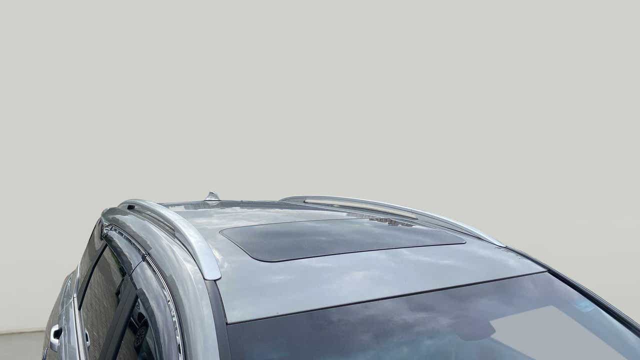 Sunroof and roof rails view of a MG Hector