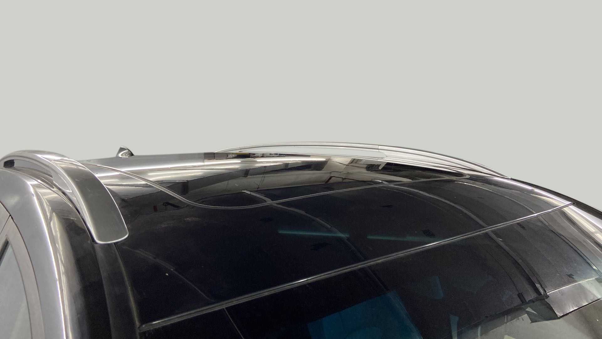 Sunroof and roof rails of a MG Hector